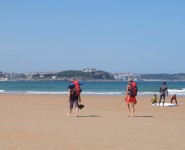 Etapa 5. Peregrinos en la Playa de Somo,Santander al fondo.